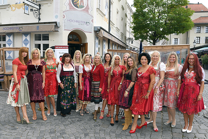   v.l.n.r. Eva Hochreiter (Gastronomin), Birgit Fischer-Höper (Veranstalterin und PR-Managerin), Astrid Söll (Dirndl Designerin), Hilde Sempert, Daniela Mayer, Marianne Hartl (Sängerin), Jutta Speidel (Sängerin), Doris Melchner (Moderatorin), Sabine Crispin, Judith Stoppert, Nazan Buran, Irma von Wepperen, Gabriele Westphal-Bierl, Sharon Petrik-Guth, Anja Botzen (©Fotos: Wolfgang Breiteneicher)